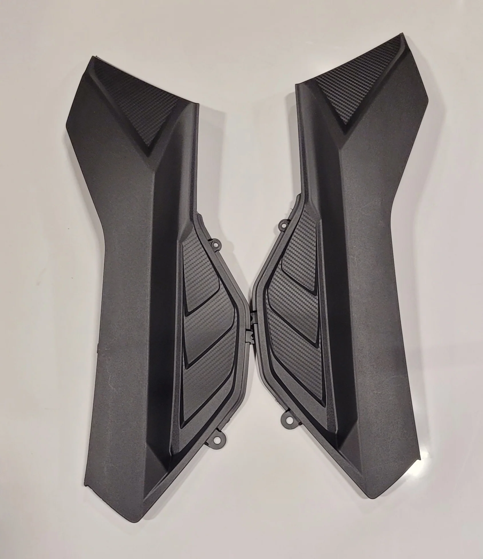 G2000 Black Decorative panels in the middle of the left and right battery box